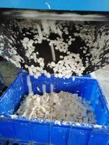 新鮮山藥手工削皮，制片